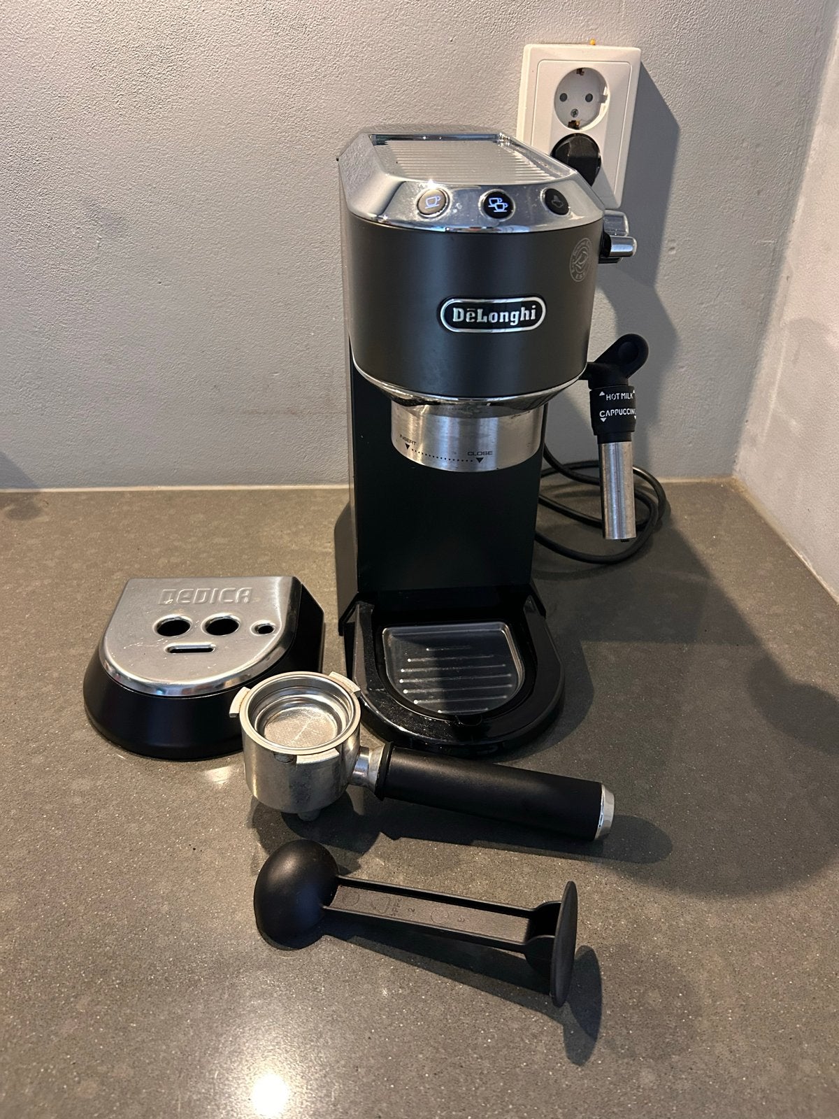 De'Longhi Dedica Style EC 685.BK Espressomachine Zwart, Ophalen, Afneembaar waterreservoir, Espresso apparaat, Gemalen koffie