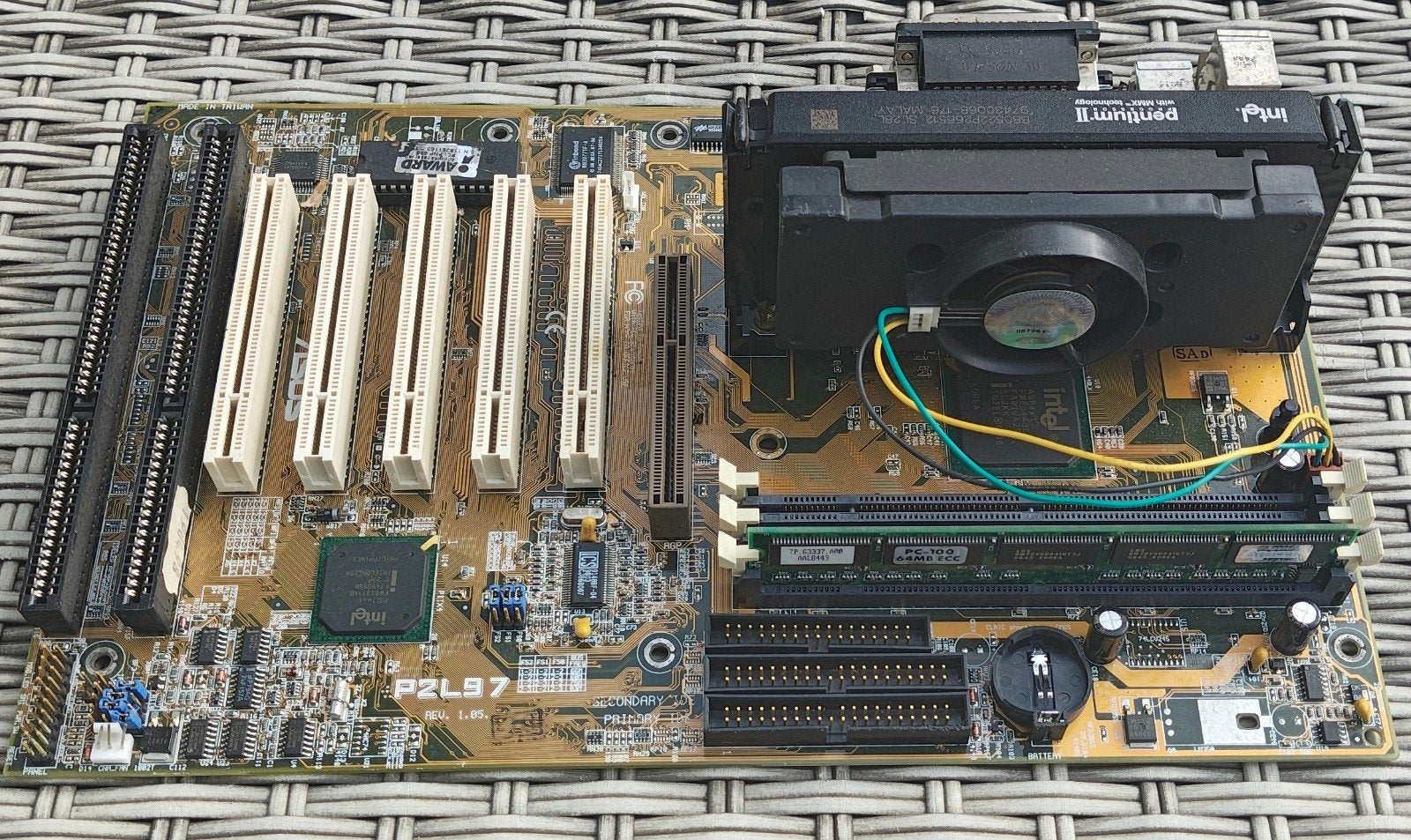 ASUS P2L97  vintage moederbord+ P II 266 MHz + 64 MB RAM + k, Computers en Software, Ophalen of Verzenden, Gebruikt, DDR2