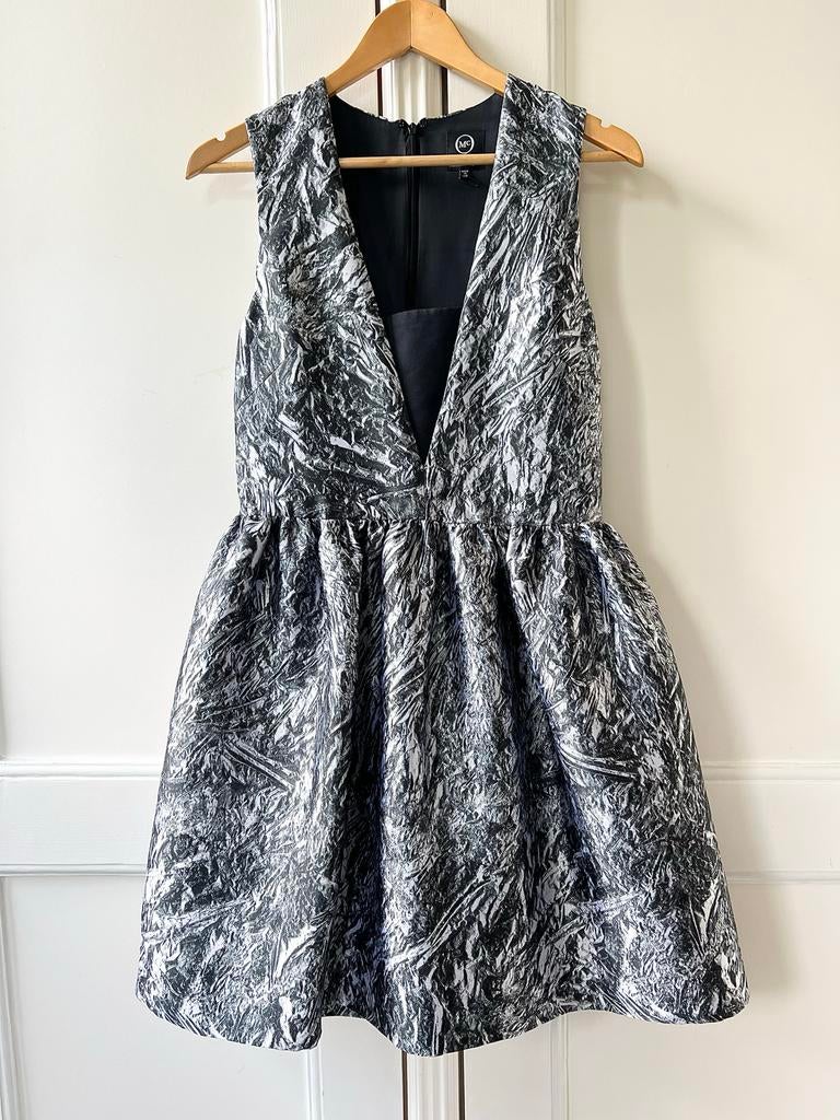MCQ Alexander McQueen jurk zwart wit glans, maat IT42, Kleding | Dames, Jurken, Zo goed als nieuw, Maat 36 (S), Zwart, Knielengte