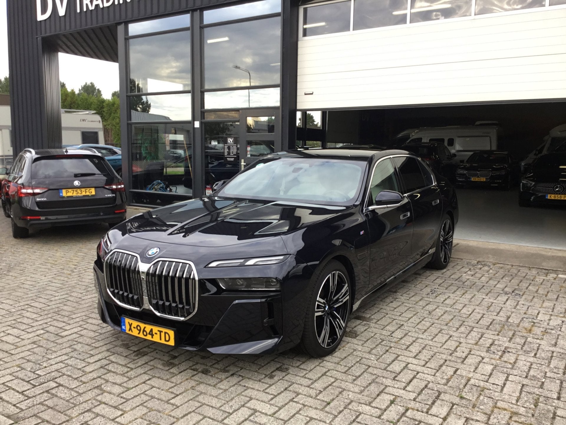 BMW 7-serie 750e xDrive M-SPORT, Auto's, Automaat, Dealer onderhouden, Gebruikt, 2000 kg