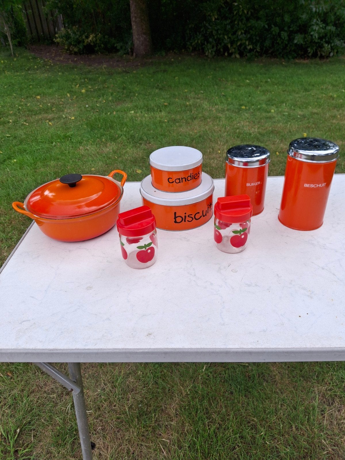 Oranje vintage voorraad bussen en gietijzeren braadpan, Gebruikt, Voorraadpot, Metaal, Oranje