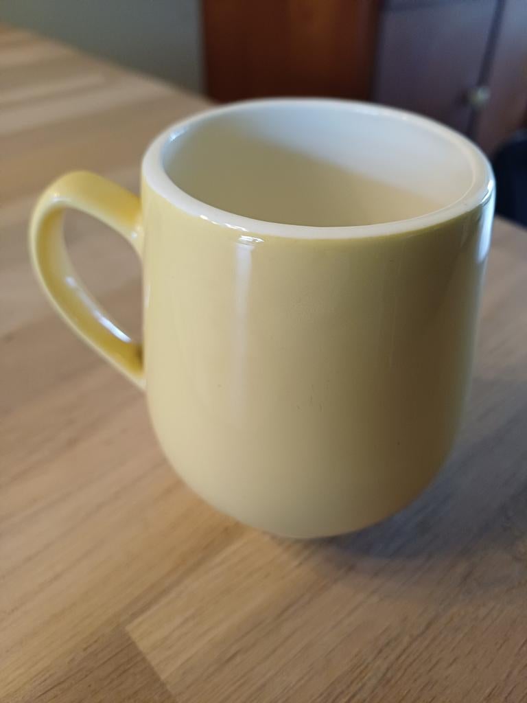 Pastel donkergele bolle buik beker - regout Maastricht, Huis en Inrichting, Keuken | Servies, Ophalen of Verzenden