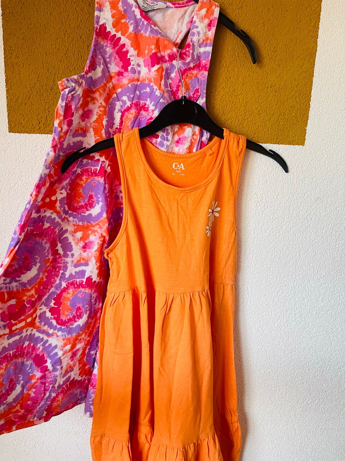 2 zomerjurkjes: C&A oranje & Primark tie-dye, Ophalen of Verzenden, Zo goed als nieuw, Meisje, Jurk of Rok