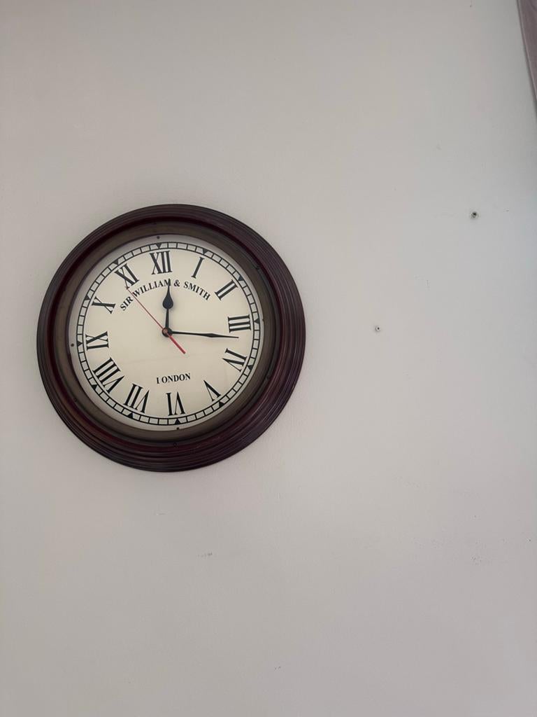 Klassieke Wandklok met Romeinse Cijfers, Huis en Inrichting, Ophalen of Verzenden, Zo goed als nieuw, Wandklok