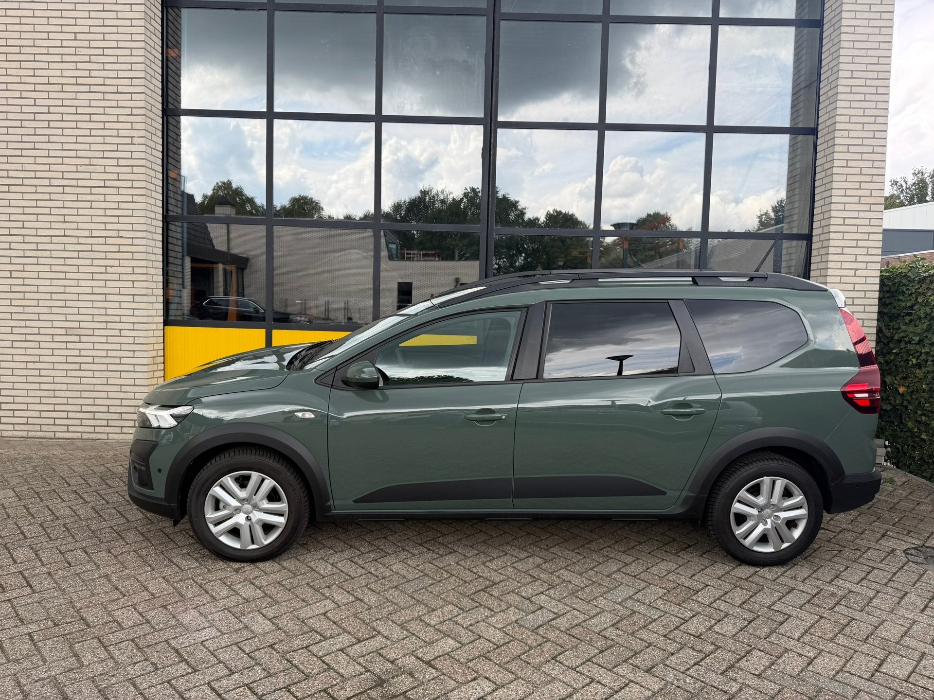Dacia Jogger 1.6 Hybrid 140 Expression 5p., Auto's, Dacia, 1357 kg, Gebruikt, 4 cilinders, Origineel Nederlands