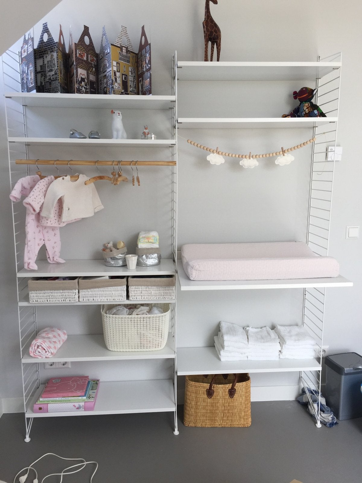 String Shelf wandkast met bureau | Complete opstelling | Wit, Ophalen, Zo goed als nieuw