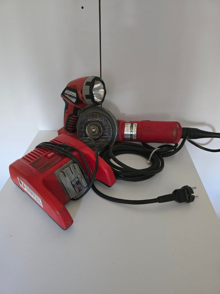 Milwaukee set: slijpmachine, lamp en oplader, Ophalen of Verzenden, Gebruikt, 700 tot 1000 watt, Haakse handslijpmachine