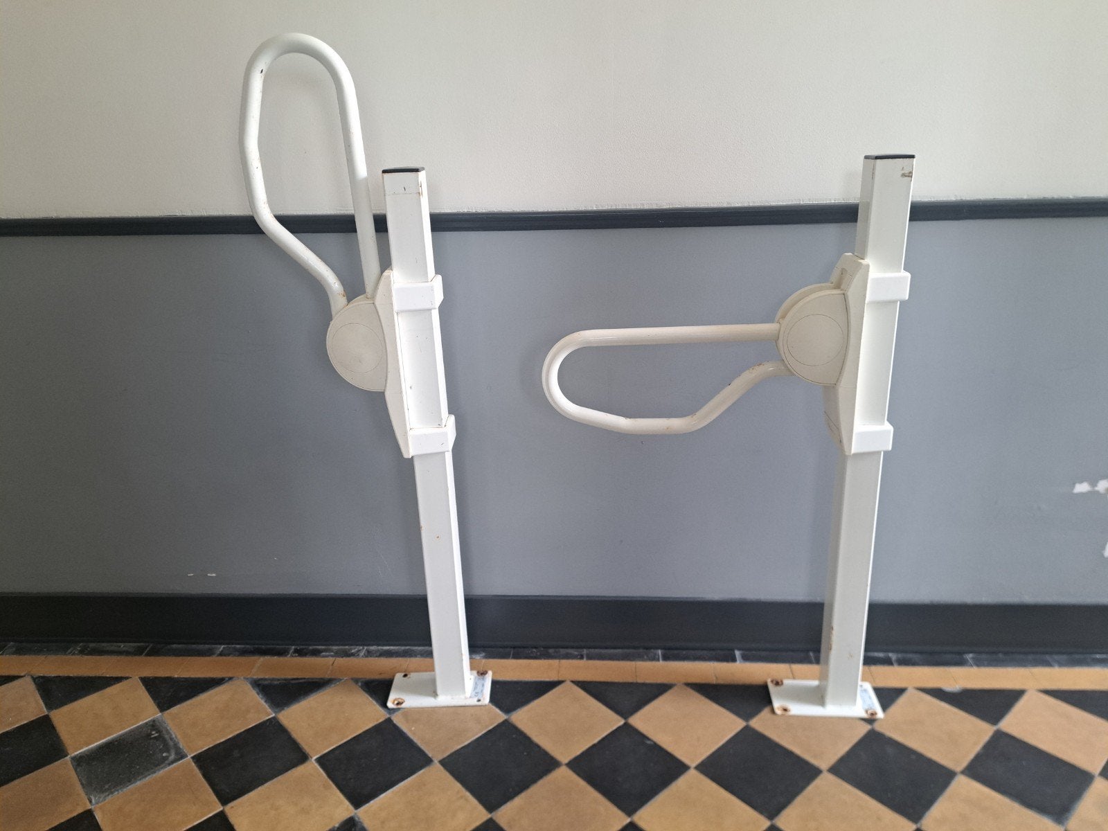 Handicare Linido Li2608 toiletsteunen vloerbevestiging, Ophalen of Verzenden, Gebruikt
