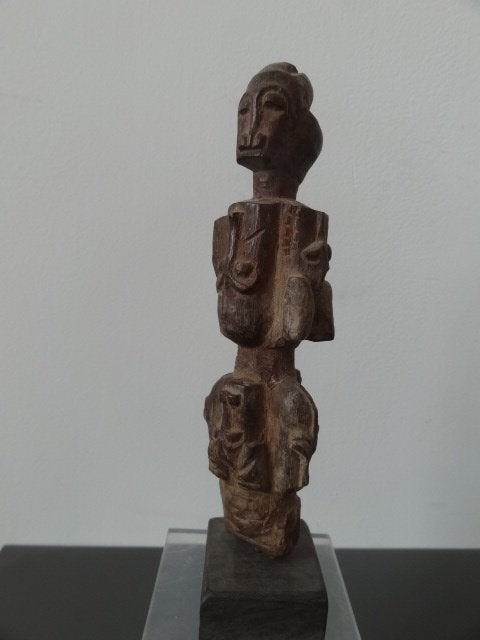 Sculpture uit Ivoorkust, met 9 maskers, hoogte ca 15 cm, Hout, Bruin, 15 cm, Handgemaakt