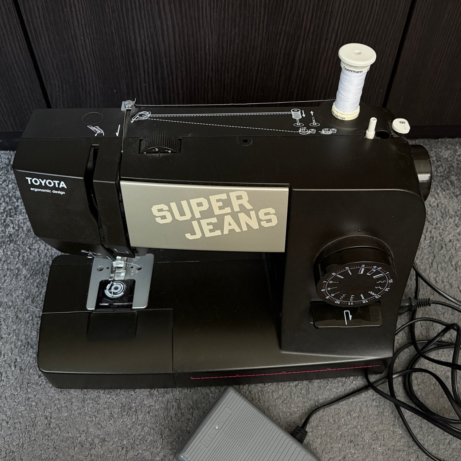 Toyota Super Jeans J15 naaimachine, Hobby en Vrije tijd, Naaimachines en Toebehoren, Ophalen of Verzenden, Zo goed als nieuw, Naaimachine