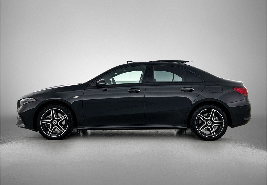 Mercedes-Benz A-Klasse 250 e Business Solution AMG | Trekhaa, Auto's, Mercedes-Benz, 12 maanden, Gebruikt, 4 cilinders, Zwart