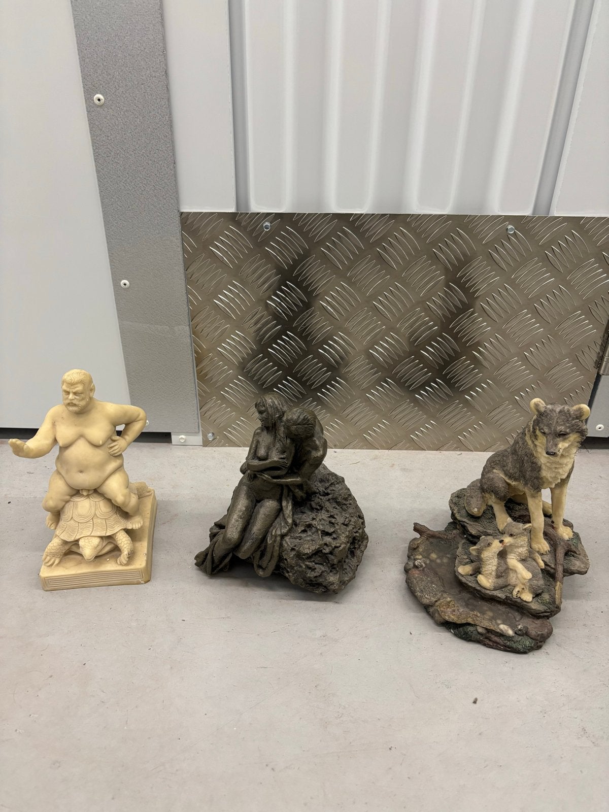 Set van 3 decoratieve beelden: man op schildpad, paar, wolf, Ophalen, Handgemaakt, 20 - 50 cm, Beeld