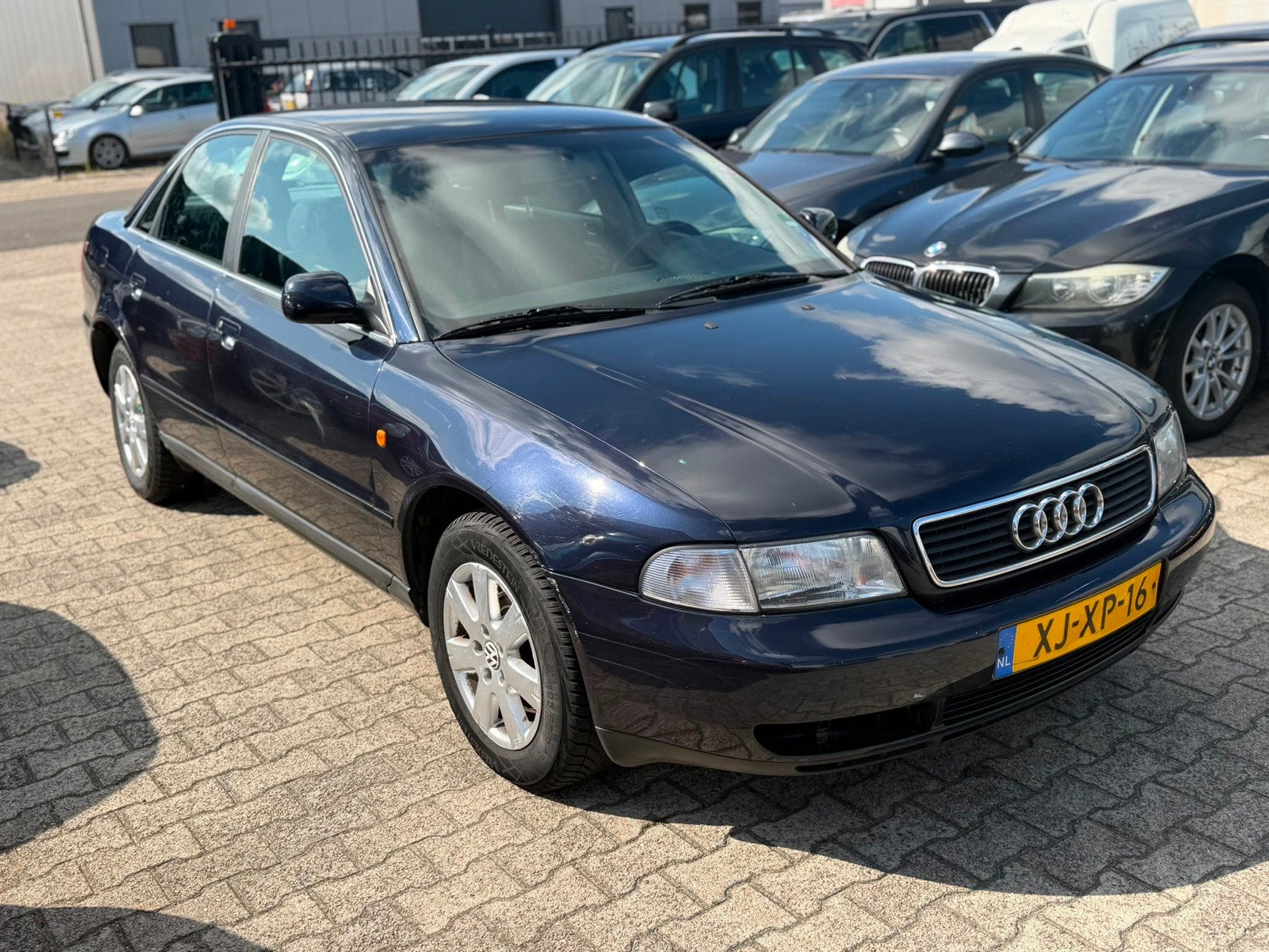 Audi A4 Limousine 1.6 Advance Airco Climate 180.000 KM APK 2, Auto's, 101 pk, 4 cilinders, Blauw, Handgeschakeld