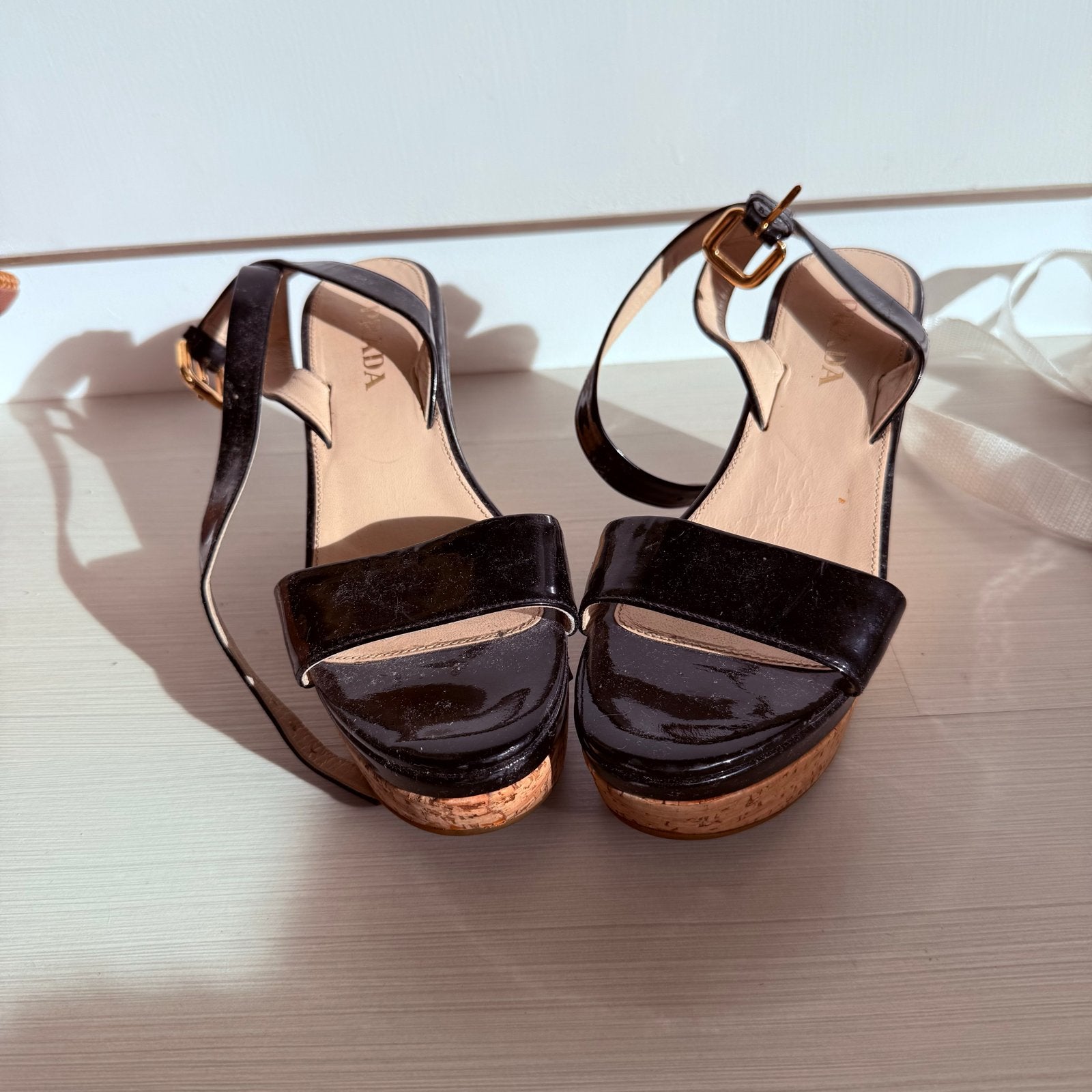 Prada Zwarte Lakleren Sleehak Sandalen Maat 36, Ophalen of Verzenden, Zo goed als nieuw, Zwart, Sandalen of Muiltjes