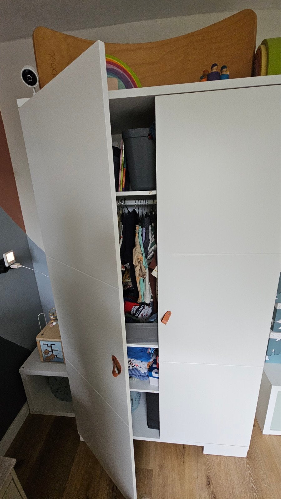 Witte kledingkast met leren handgrepen, Ophalen, 50 tot 75 cm, 100 tot 150 cm, 150 tot 200 cm