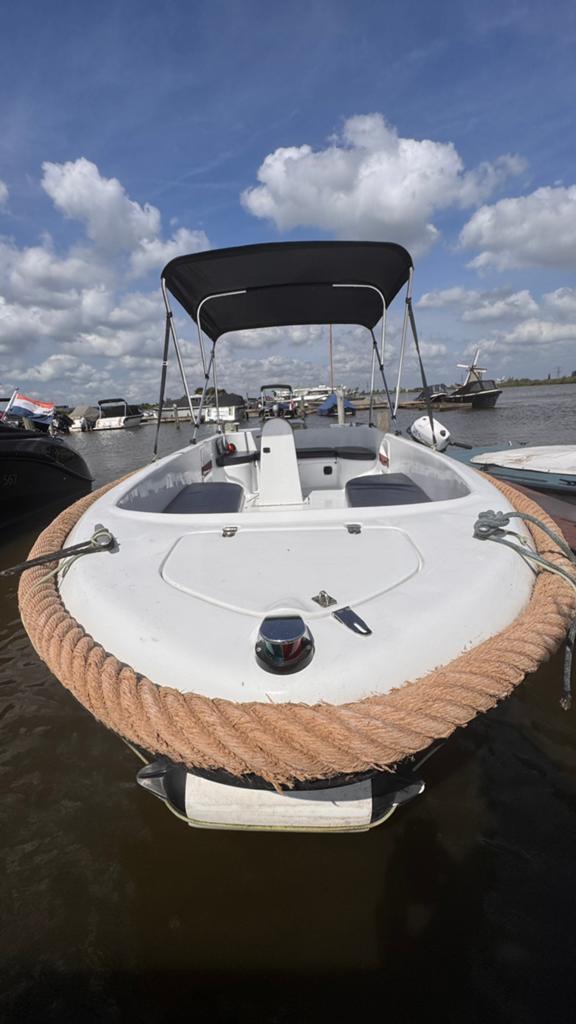 Mooie polyester sloep met biminitop van 5 meter merk Freedom, Watersport en Boten, Ophalen, 1.90 meter, Buitenboordmotor, Biminitop