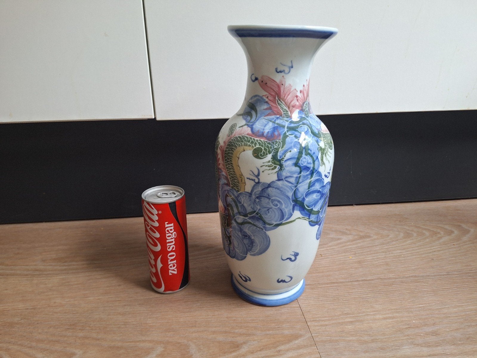 Chinese porseleinen vaas met drakenmotief, Ophalen