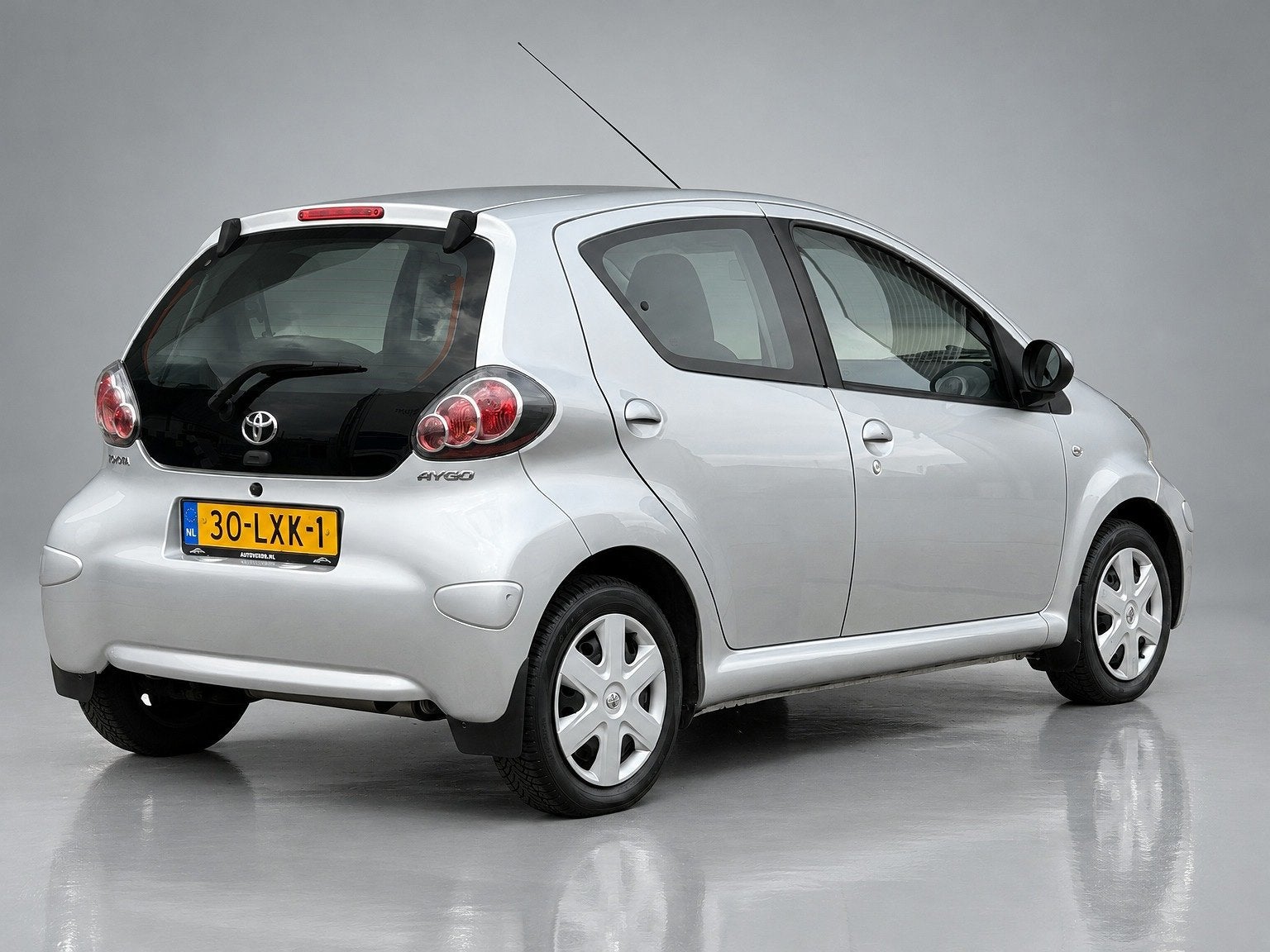Toyota Aygo 1.0-12V Comfort||5-deurs|All-season banden|Airco, Voorwielaandrijving, Dealer onderhouden, Stof, Gebruikt