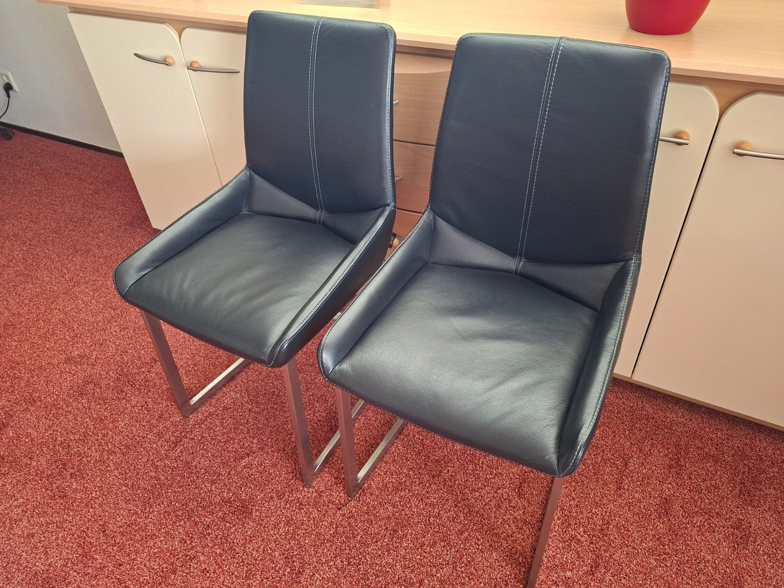 2 Henders en Hazel zwart lederen eetkamerstoelen, Huis en Inrichting, Stoelen, Ophalen, Zo goed als nieuw, Zwart, Leer