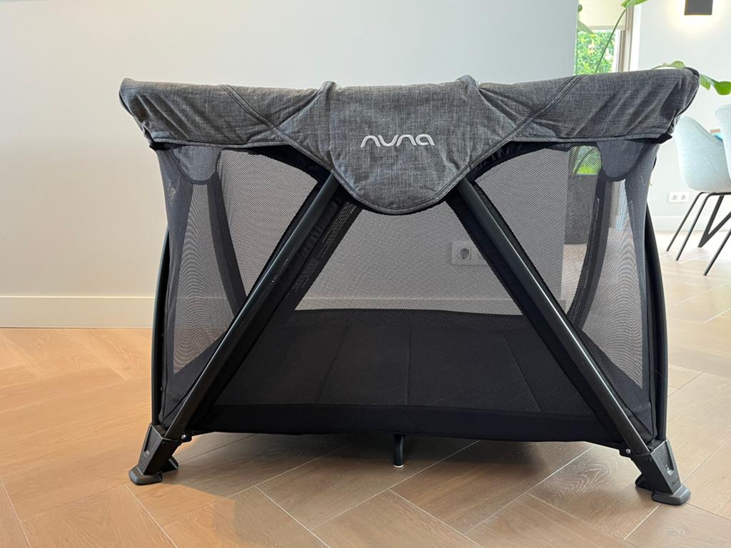 Nuna Sena Aire reisbed / reiswieg met Zip-off bassinet, Kinderen en Baby's, Babywiegjes en Ledikanten, Zo goed als nieuw, Reisbedje