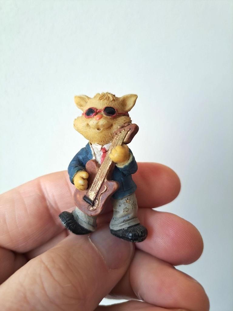 Poes-kat met gitaar en zonnebril, kunsthars 2.5x2x5cm, Ophalen of Verzenden, Zo goed als nieuw, Dier