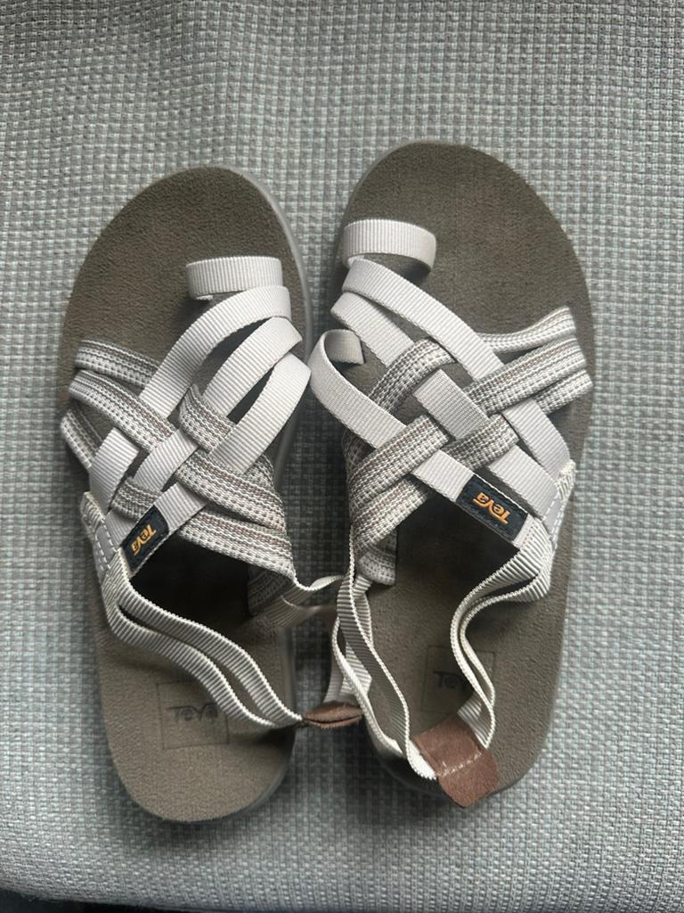 Teva slippers maat 37, Kleding | Dames, Schoenen, Ophalen of Verzenden, Zo goed als nieuw
