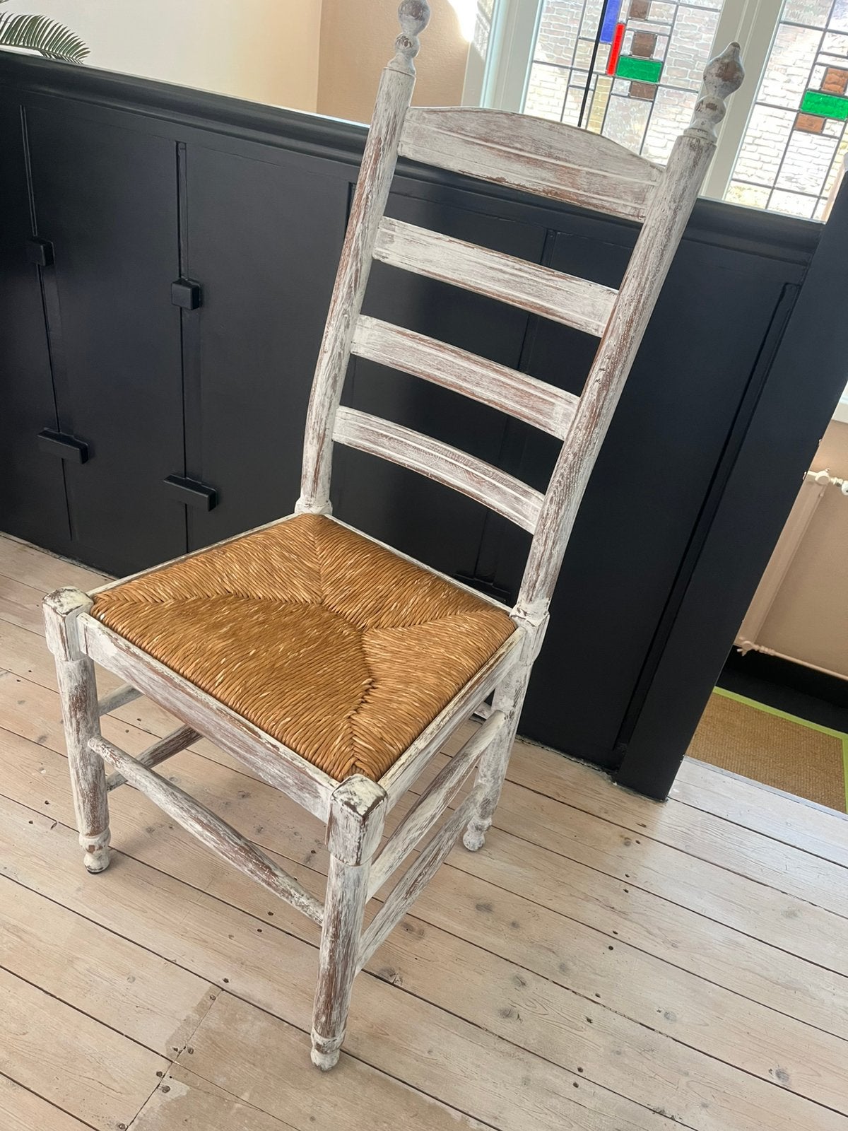 Antieke stoel met rieten zitting en whitewash, Antiek en Kunst, Antiek | Meubels | Stoelen en Banken, Ophalen
