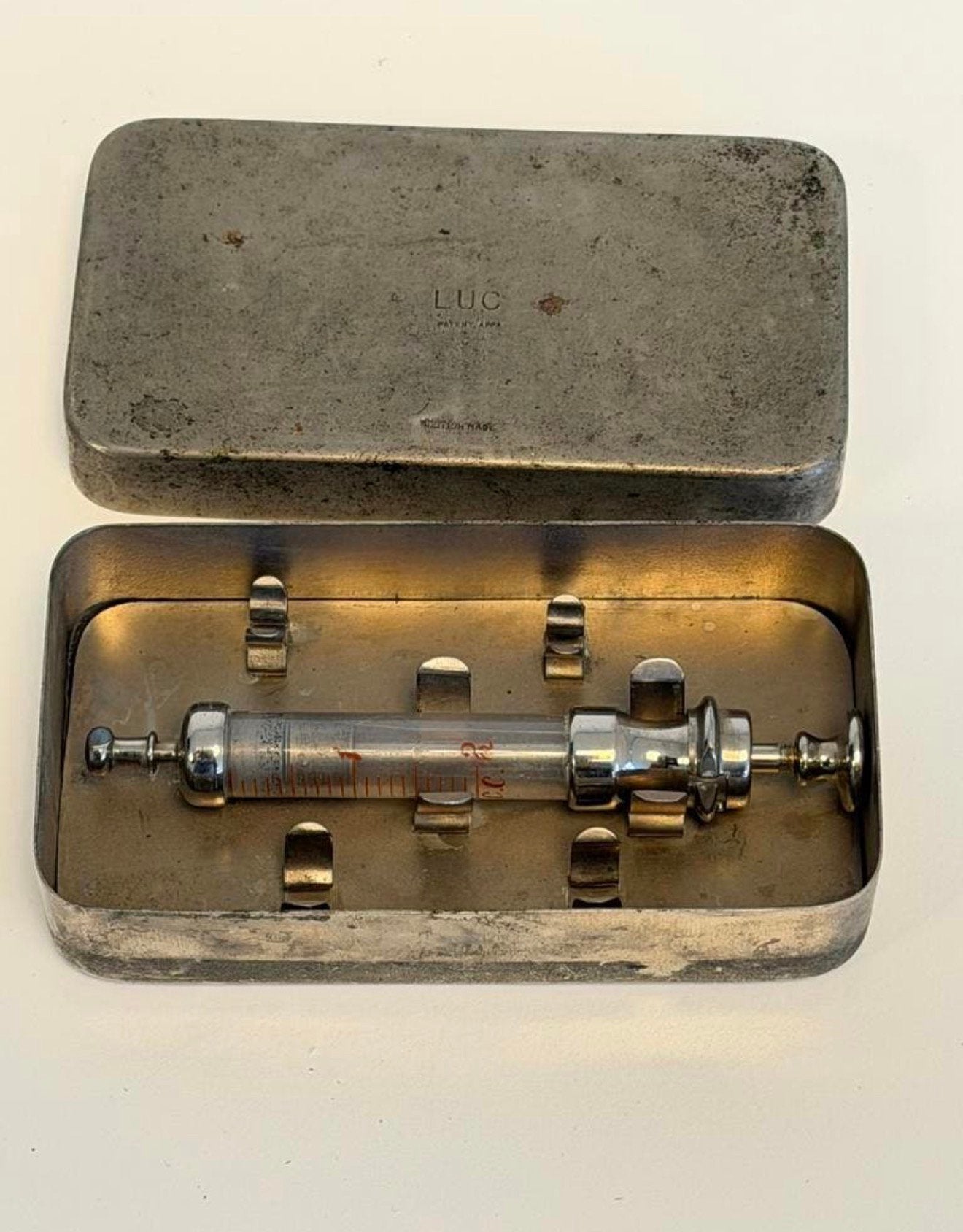 Antiek Glazen glas Medische Injectiespuit in blik 1940 LUC, Ophalen of Verzenden