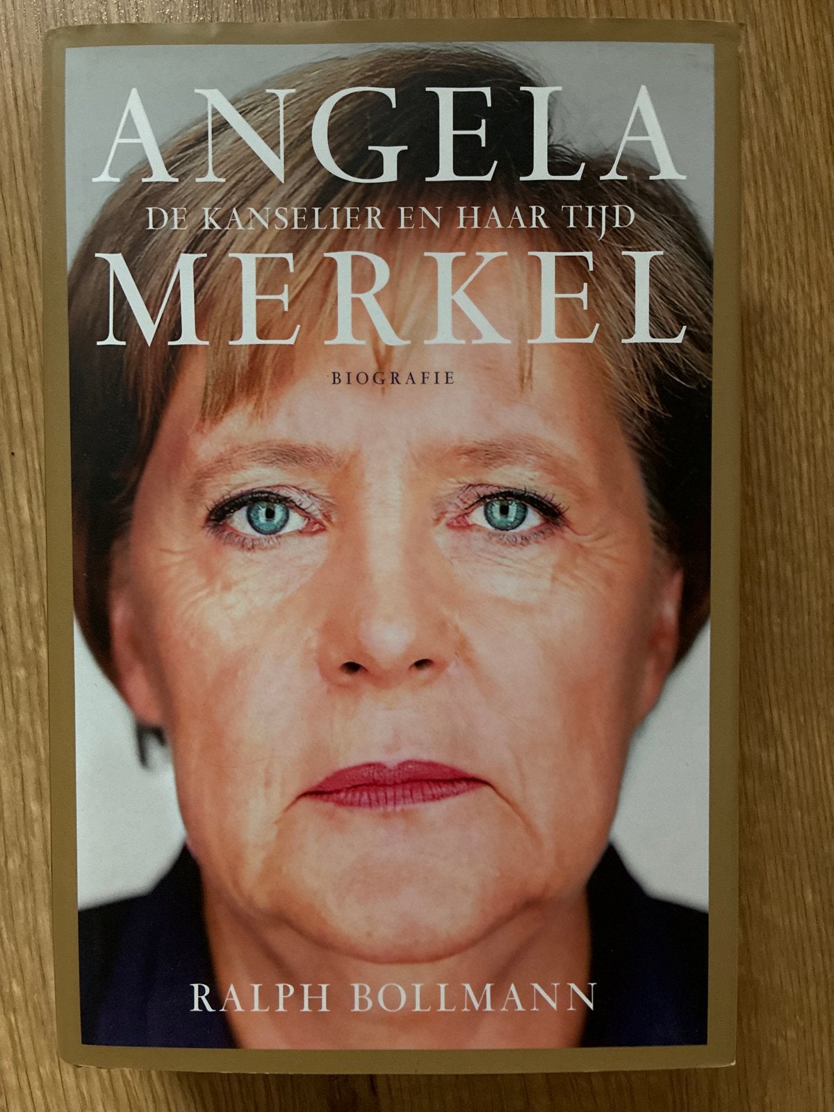 Angela Merkel: De Kanselier en Haar Tijd - Biografie, Ophalen of Verzenden, Zo goed als nieuw, Politiek