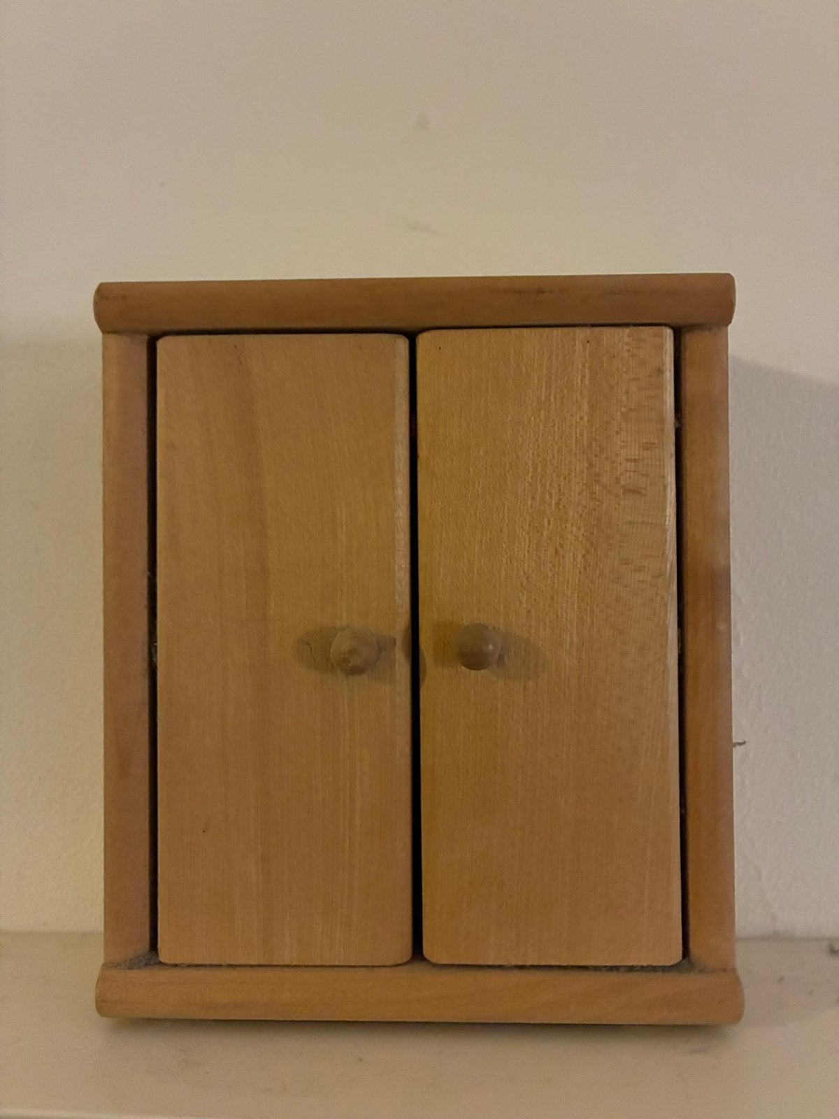 Speelgoed houten kledingkastje, Verzamelen, Ophalen of Verzenden, Zo goed als nieuw, Poppenhuis