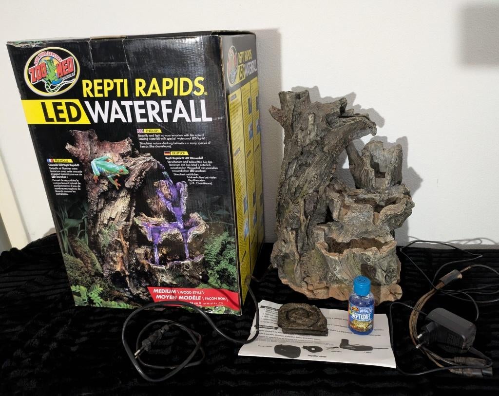Repti Rapids LED Waterfall – Medium Wood, Dieren en Toebehoren, Reptielen en Amfibieën | Toebehoren, Gebruikt, Tak, Plant, Rots of Steen
