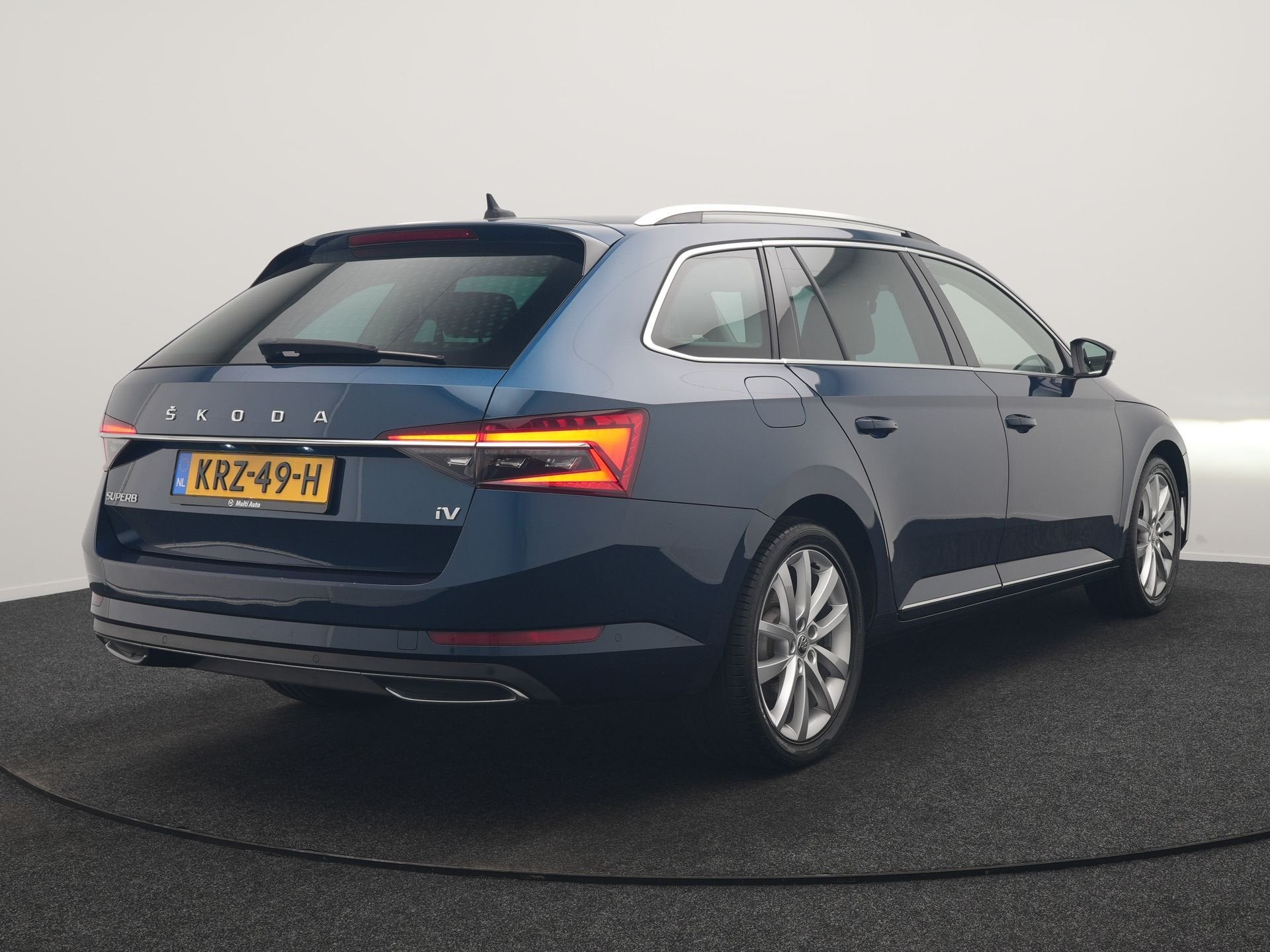 Skoda Superb Combi 1.4 TSI iV Laurin & Klement PHEV 218pk De, Auto's, Skoda, Gebruikt, Beige, 4 cilinders, Blauw