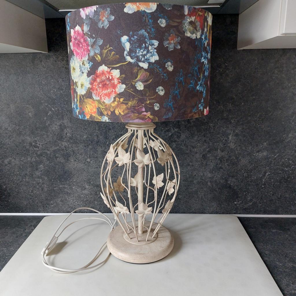 Mooie metalen tafellamp met gebloemde lampenkap, Huis en Inrichting, Ophalen, 50 tot 75 cm