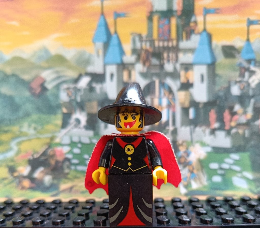 Lego Fright Knights - Witch with Cape, Kinderen en Baby's, Speelgoed | Duplo en Lego, Gebruikt, Lego, Ophalen of Verzenden, Minifiguur