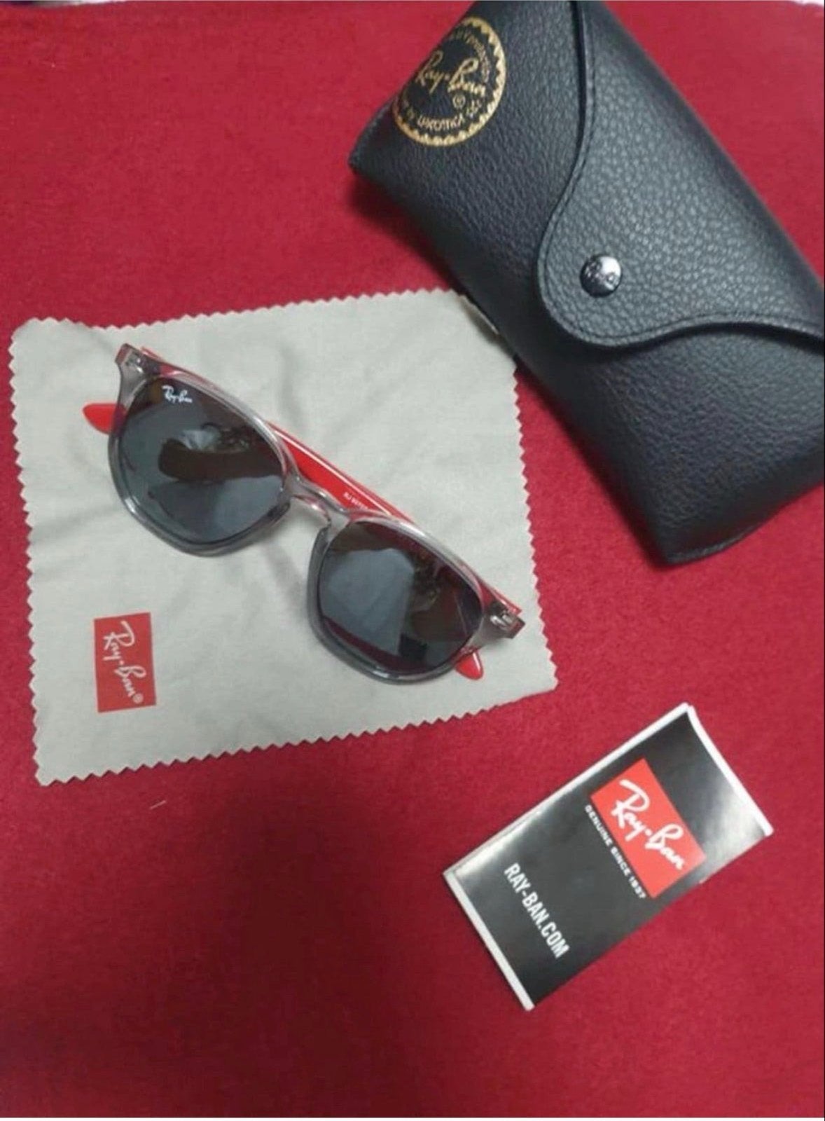 Ray-Ban kinder zonnebril met rood montuur en etui, Zonnebril, Ophalen of Verzenden, Zo goed als nieuw, Ray-Ban