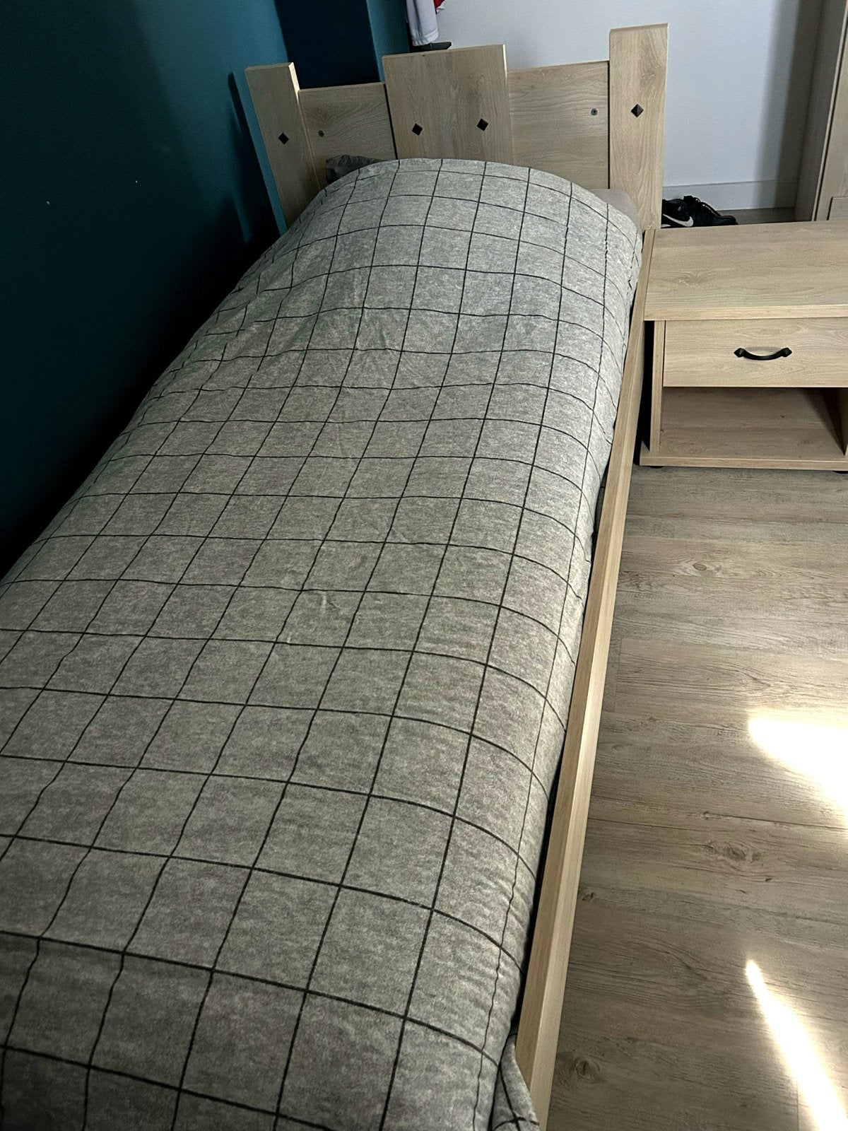 Eenpersoonsbed met nachtkastje en lattenbodem, Huis en Inrichting, Slaapkamer | Bedden, Ophalen, 90 cm, Eenpersoons, Zo goed als nieuw