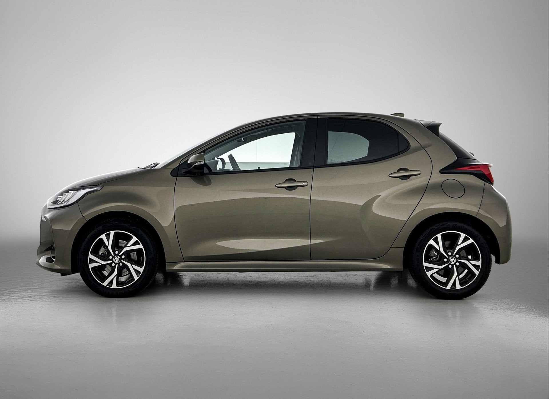 Toyota Yaris 1.5 Hybrid 115 First Edition | Dealer onderhoud, 12 maanden, Gebruikt, 49 €/maand, Bedrijf