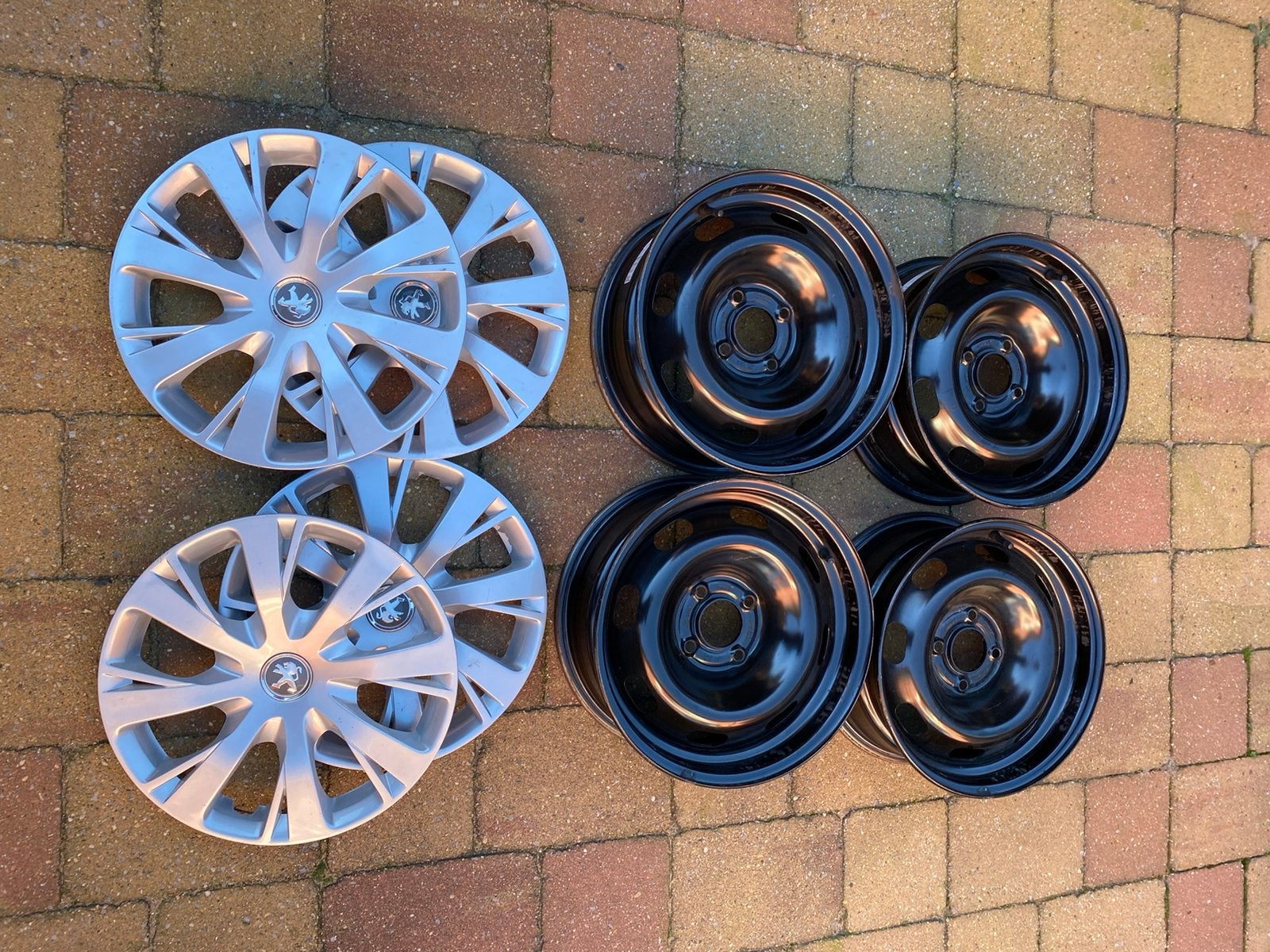 Nette set velgen Peugeot/Citroën met wieldoppen 15”, Ophalen, Gebruikt