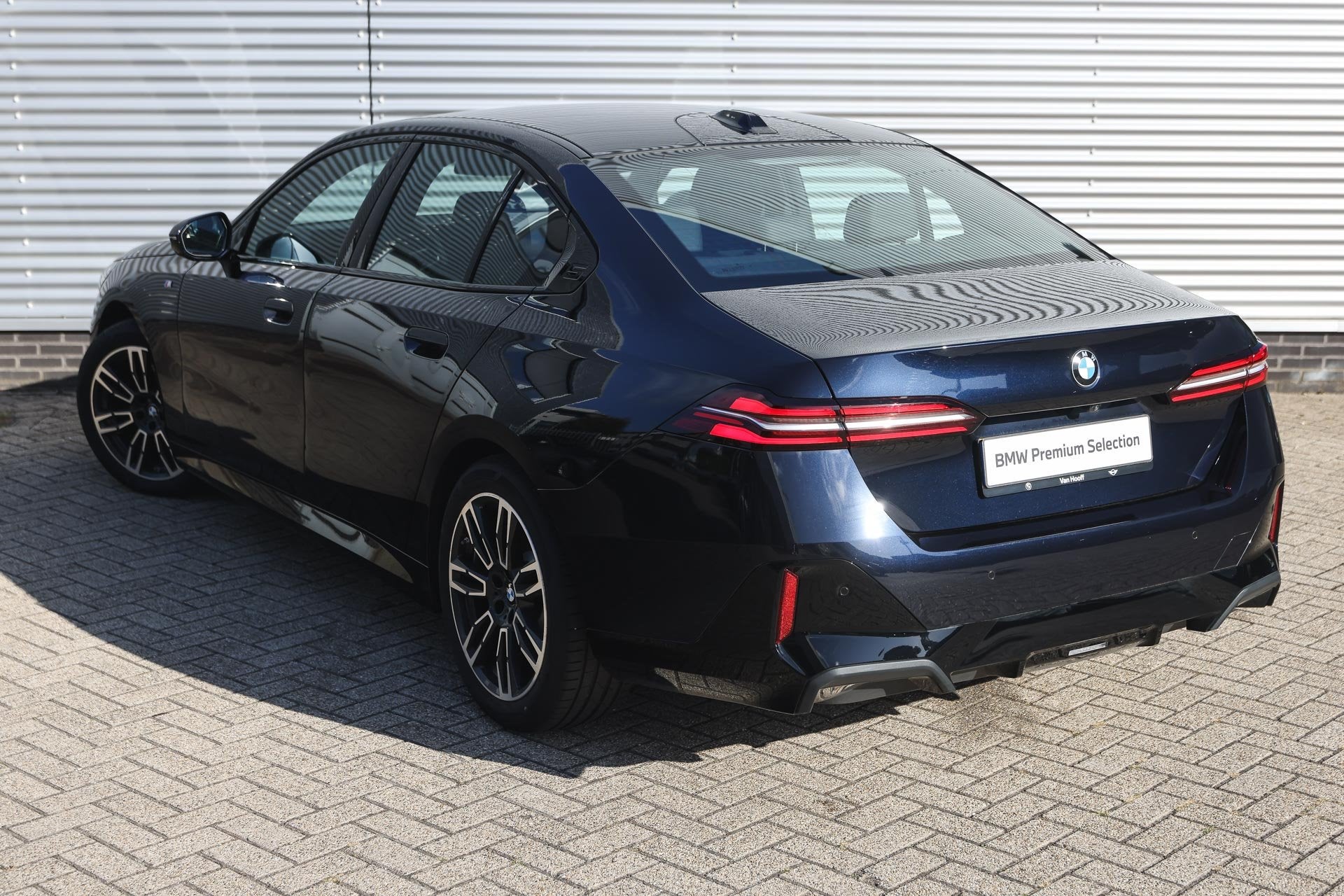 BMW 5 Serie 520i M Sport Automaat / Panoramadak / Adaptieve, Achterwielaandrijving, Gebruikt, Zwart, Origineel Nederlands