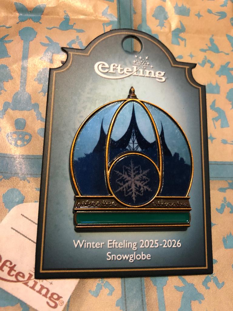 Efteling pin Snowglobe Winter Efteling 2025-2026, Verzamelen, Efteling, Nieuw, Button of Speldje, Ophalen of Verzenden