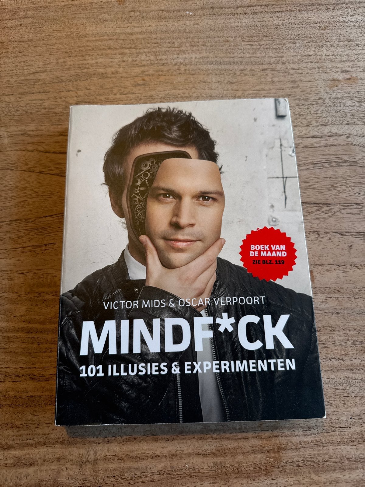 Mindf*ck: 101 illusies & experimenten - Victor Mids & Oscar, Ophalen of Verzenden, Zo goed als nieuw