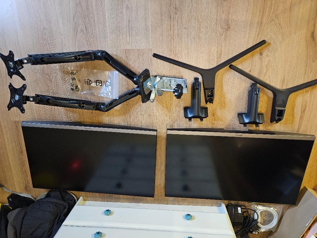 2x Samsung 28 inch 4K monitor + monitorarm + standaards, Ophalen, Hoofdtelefoonaansluiting, Overige typen, HDMI