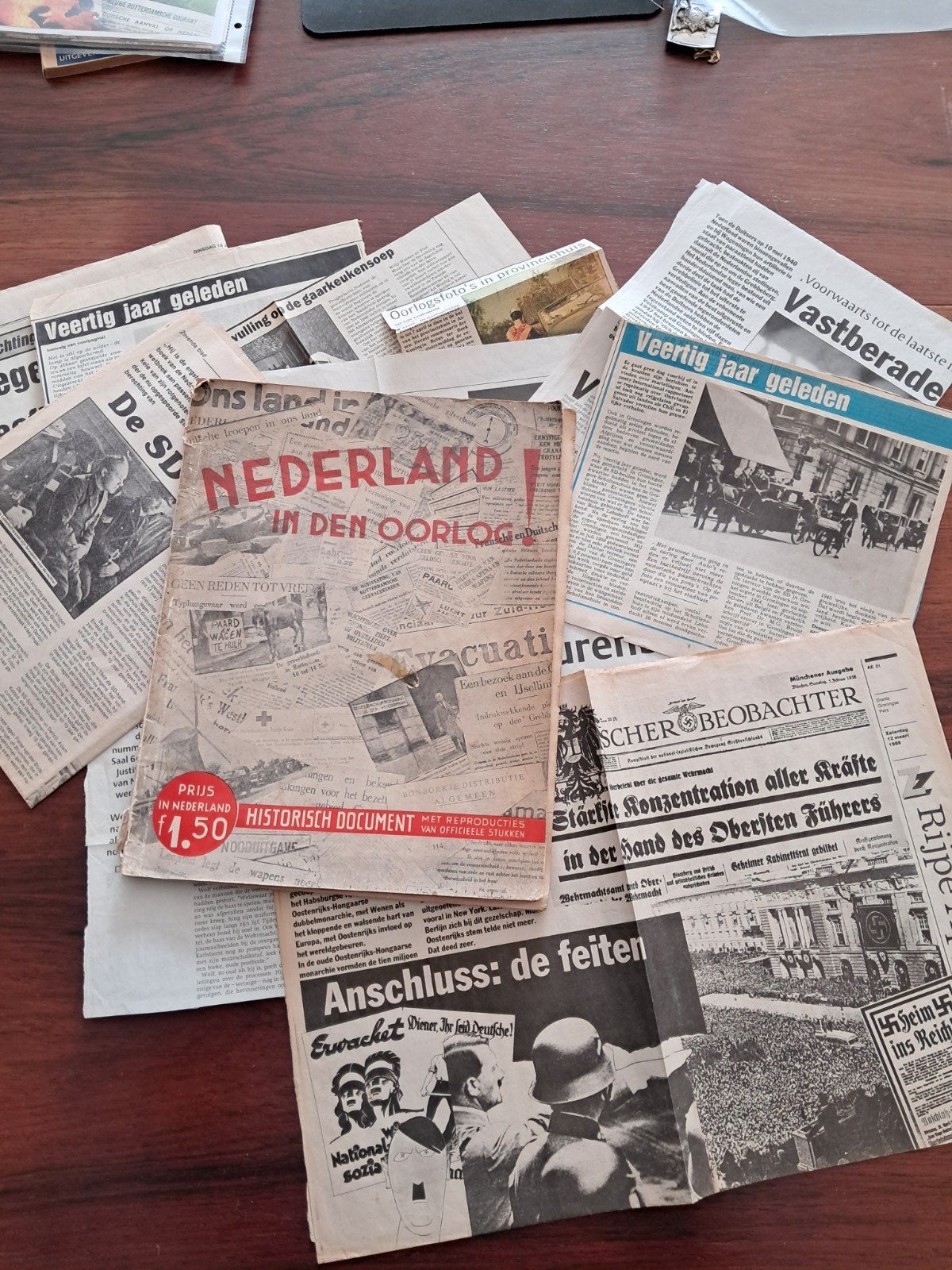 Nederland in den oorlog nr. 1 met krantenknipsels, Verzamelen, Tijdschriften, Kranten en Knipsels, Ophalen of Verzenden, 1940 tot 1960