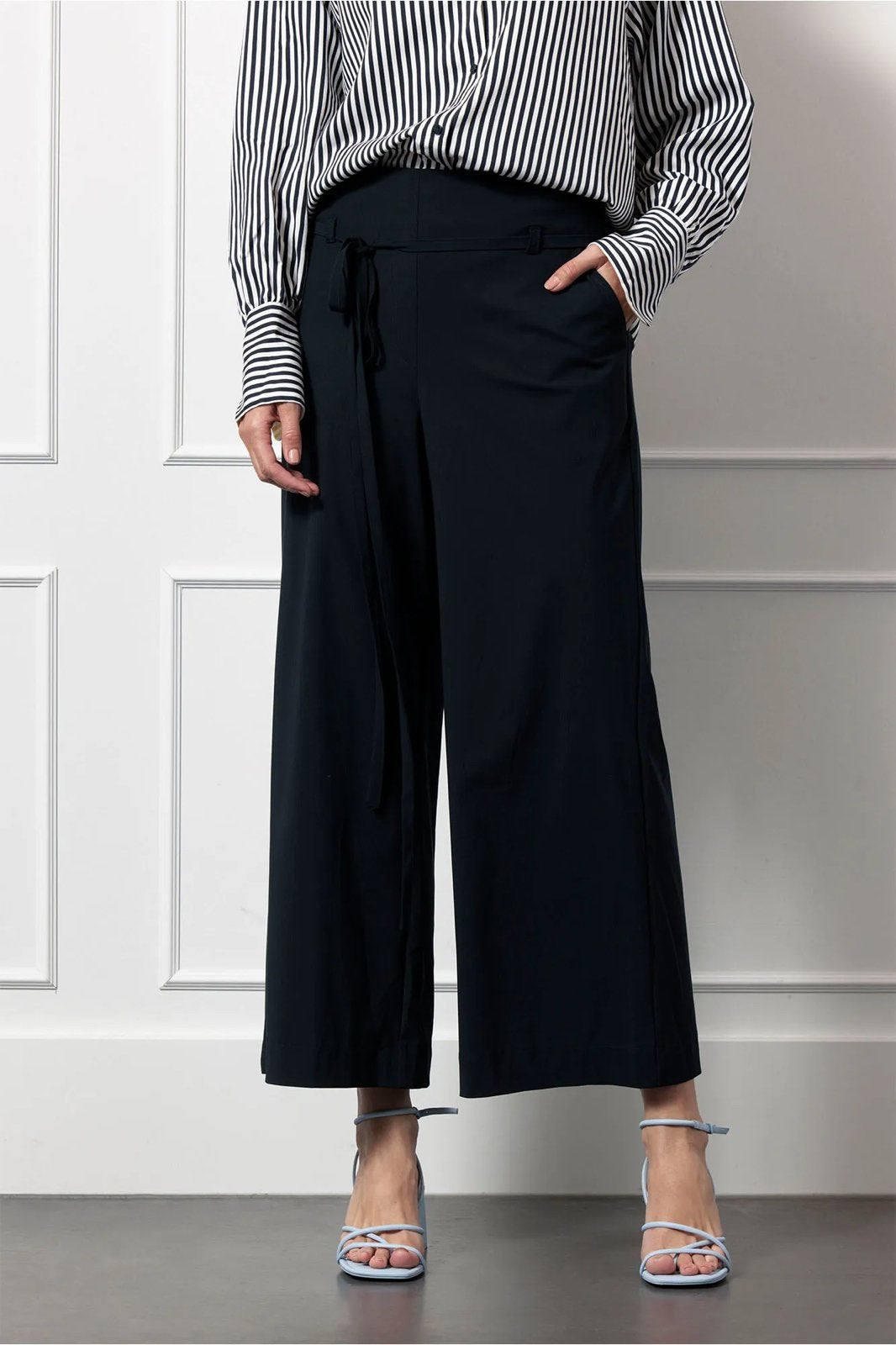 Studio Anneloes Mette broek donkerblauw heavy travelstof L, Kleding | Dames, Broeken en Pantalons, Blauw, Maat 42/44 (L), Ophalen of Verzenden