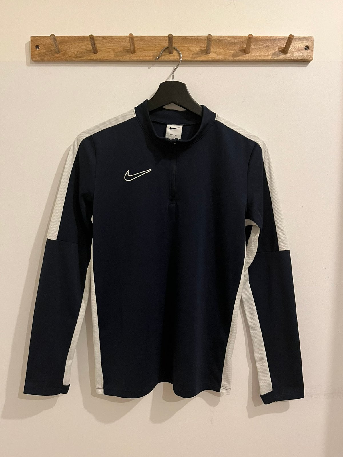 Nike dry-fit longesleeve donkerblauw wit maat L (147-158cm), Ophalen of Verzenden, Zo goed als nieuw, Jongen of Meisje, Trui of Vest