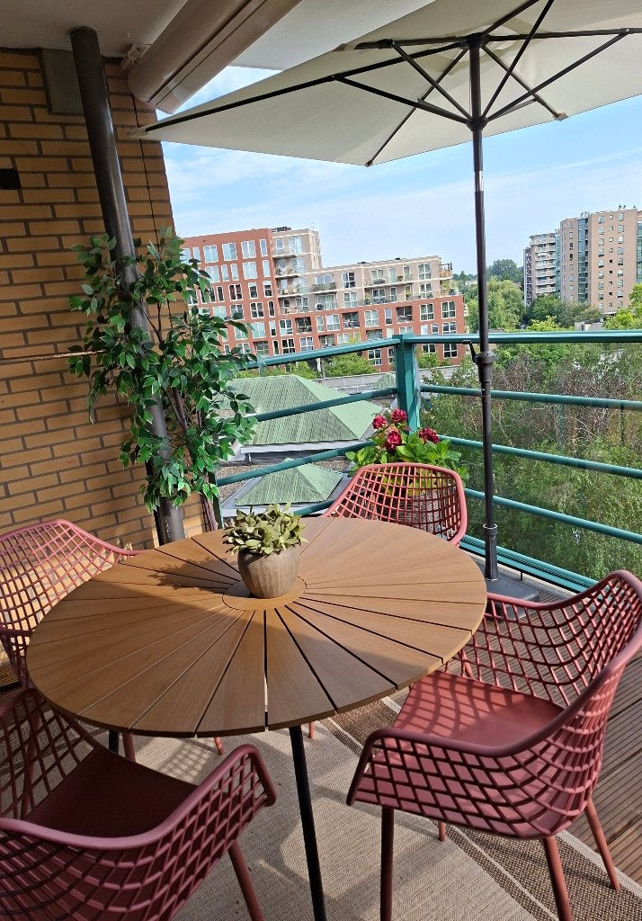 Tuinset met ronde tafel en kantelbare parasol, Tuin en Terras, Tuinsets en Loungesets, Ophalen, 4 zitplaatsen, Kunststof, Zo goed als nieuw