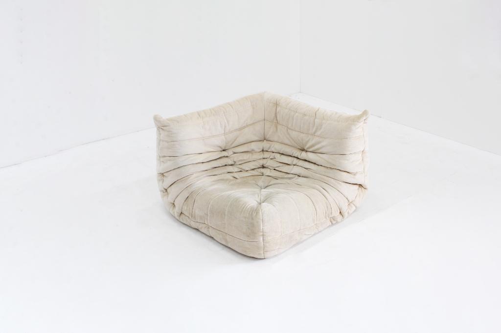 Vintage Togo Ligne Roset hoek fauteuil velours beige, Gebruikt, 75 tot 100 cm, Ophalen of Verzenden, Stof