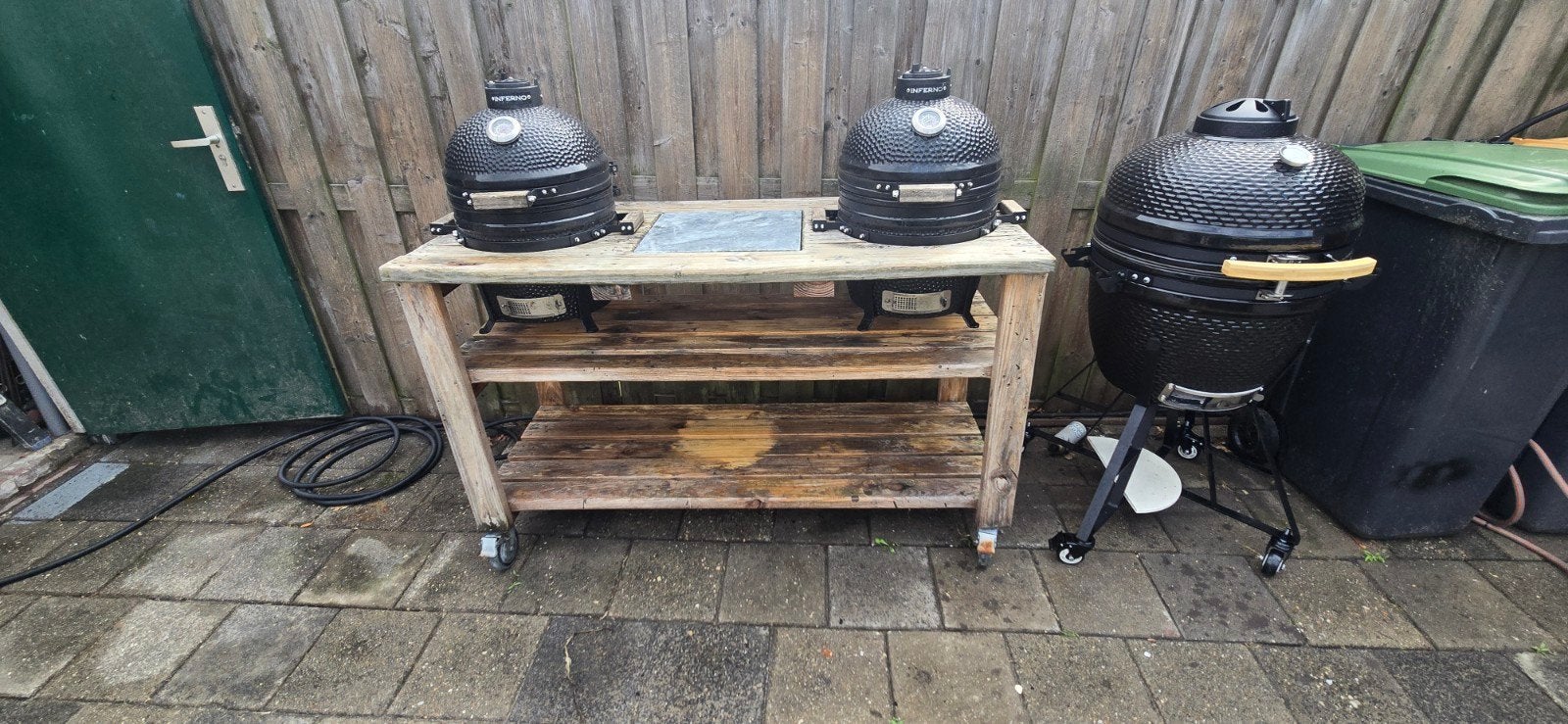 2x Kamado 15 inch in meubel - Goede staat, Ophalen of Verzenden