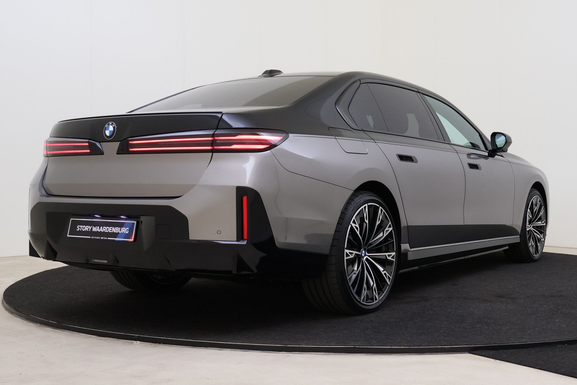 BMW i7 50 xDrive M Sport / Panoramadak Sky Lounge / Executiv, Auto's, Automaat, Dealer onderhouden, Zwart, 2670 kg