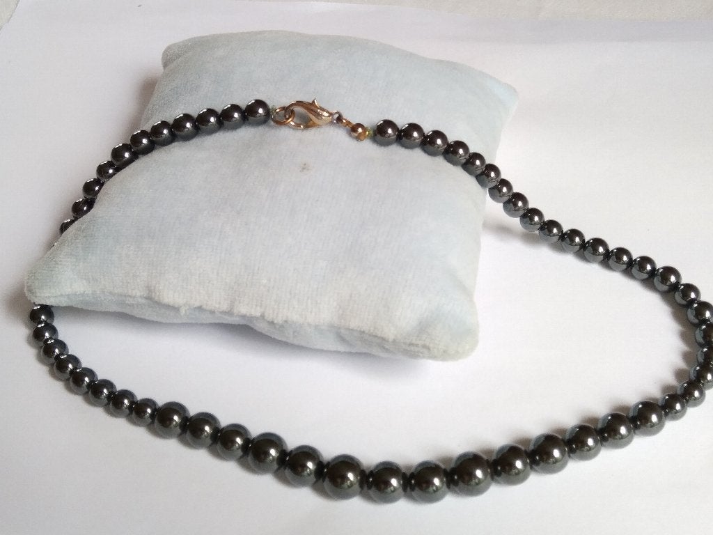 CHOKER/ketting 42 cm, met onedel slot en (aflopend) Hematiet, Sieraden, Tassen en Uiterlijk, Kettingen, Ophalen of Verzenden, Zo goed als nieuw